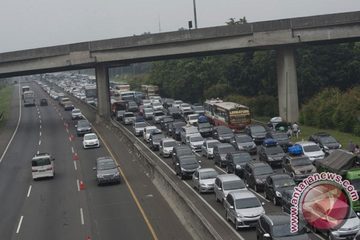 Truk bersumbu tiga iringi pemudik