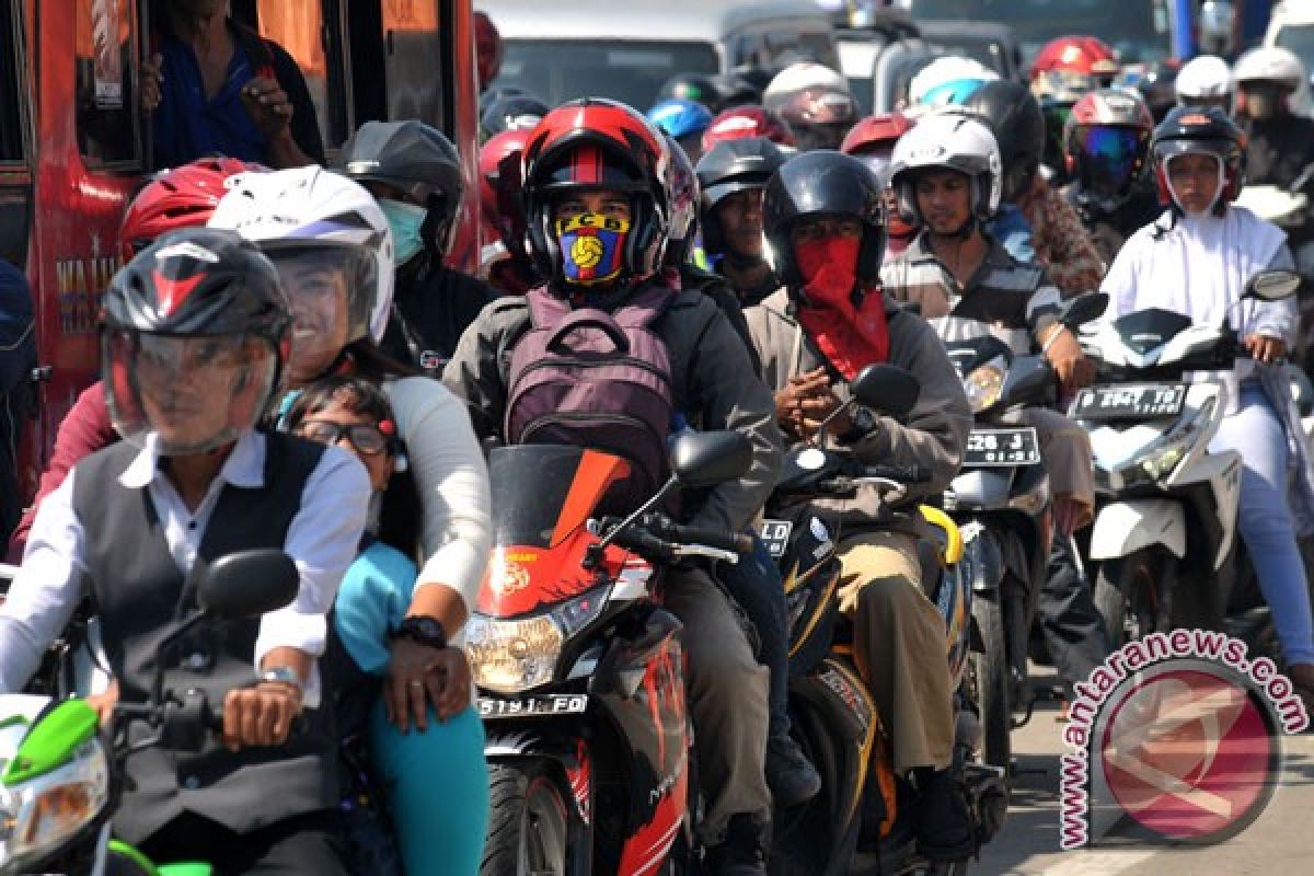 Pemudik bermotor masih melintasi jalur pantura Karawang