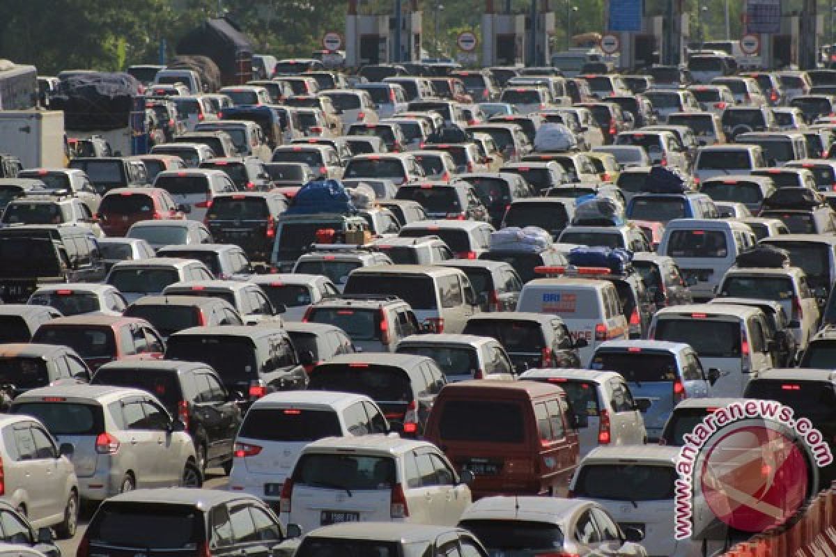 Arus kendaraan tol Cipali ramai lancar