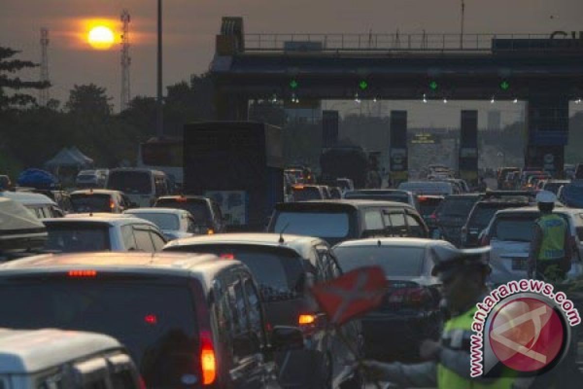 Volume kendaraan pemudik di Tol Jakarta-Cikampek berkurang