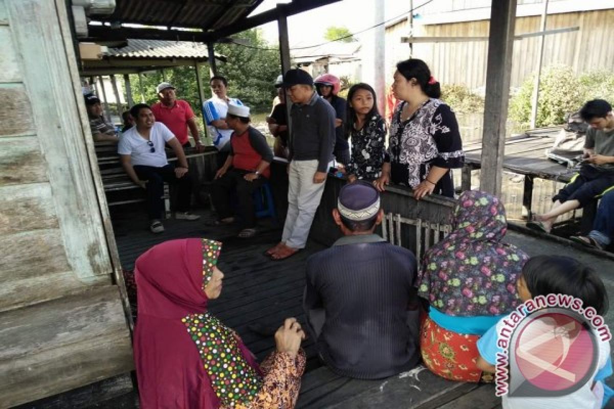 Tanah Bumbu Serahkan Bantuan Korban Kebakaran