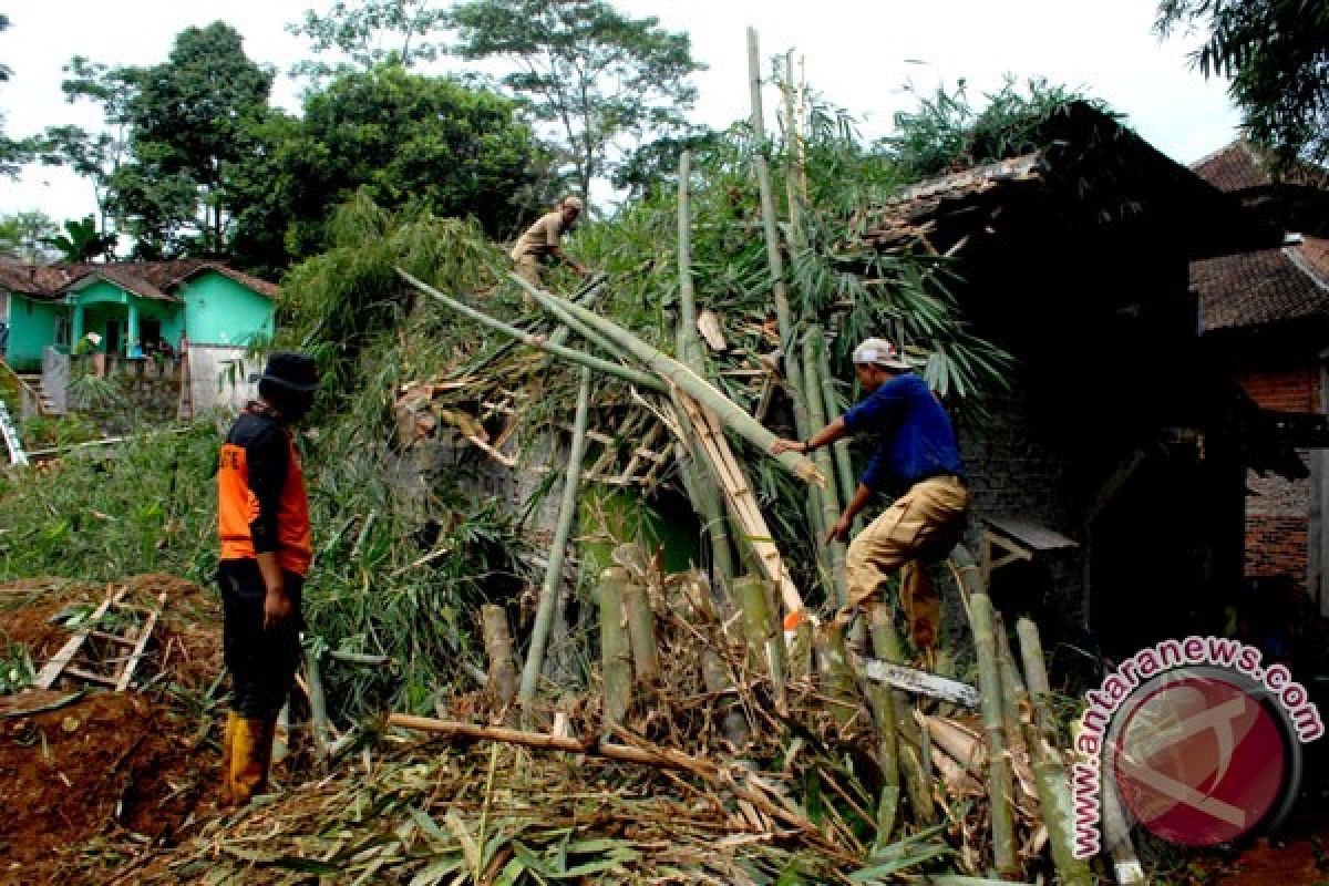 Puluhan jembatan di Sukabumi terputus akibat bencana