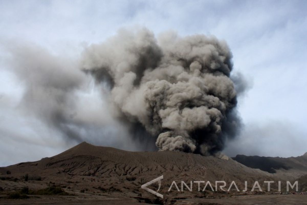 Gubernur Jatim Minta Pantau Pergerakan Abu Bromo