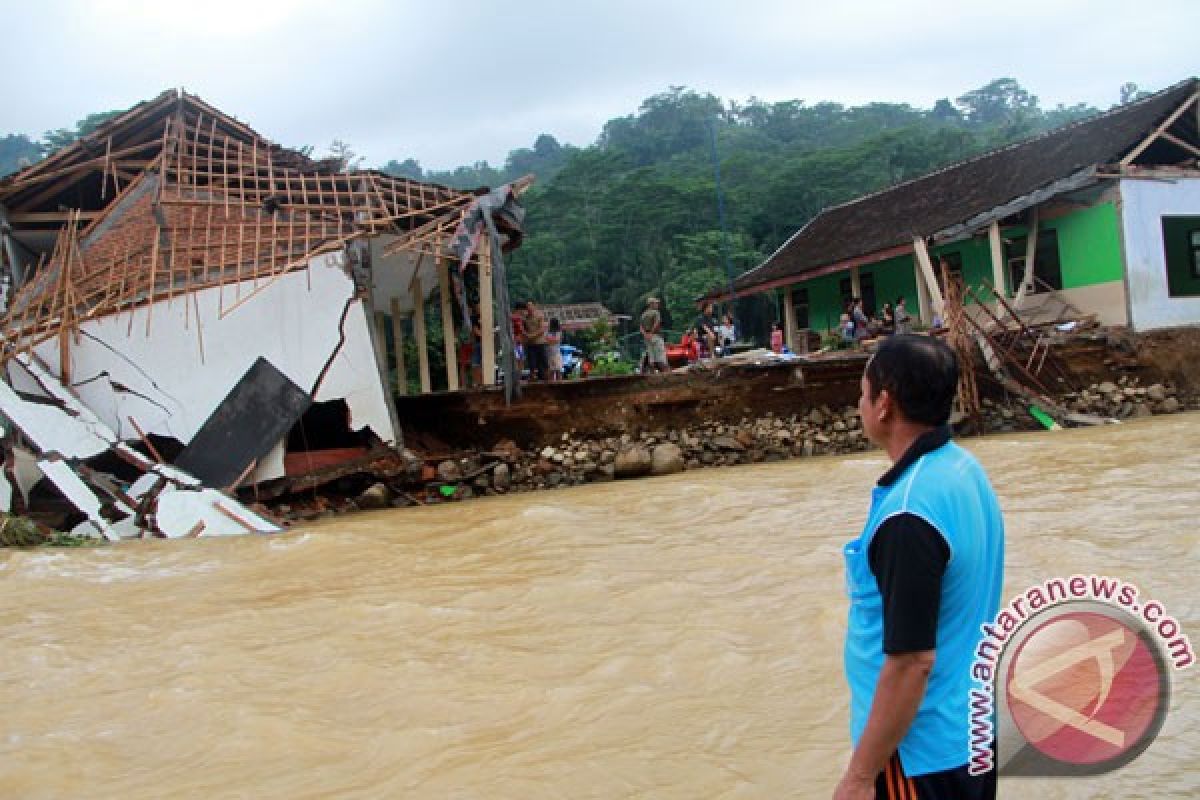 Banjir bandang terjang dua desa pesisir di Trenggalek