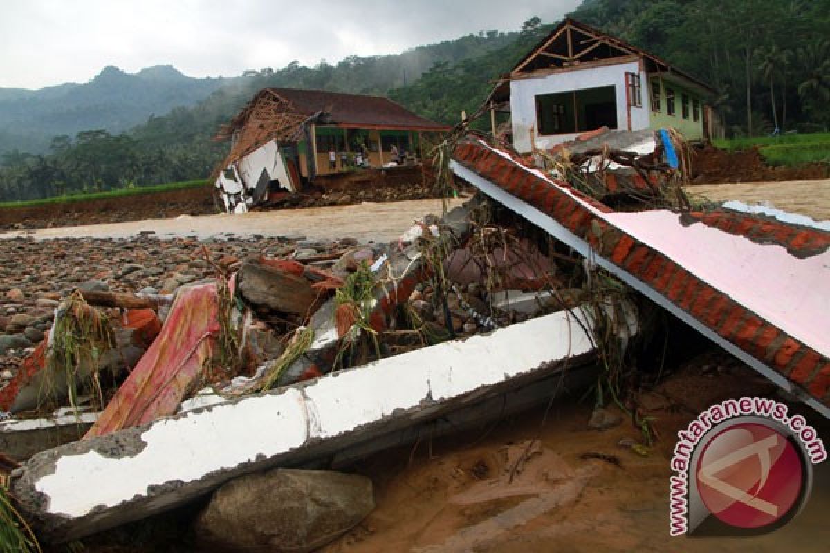 Hujan sehari semalam memicu banjir dan longsor di Trenggalek