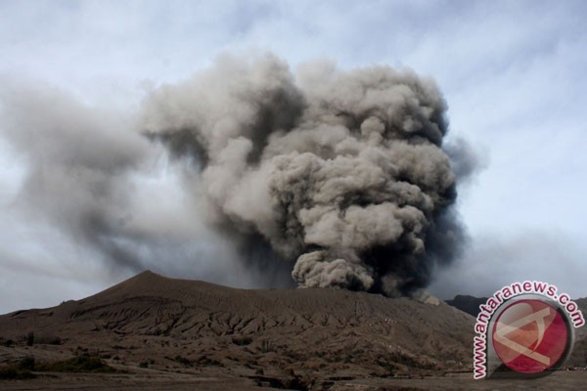 Bromo lontarkan material pijar setinggi 50 meter