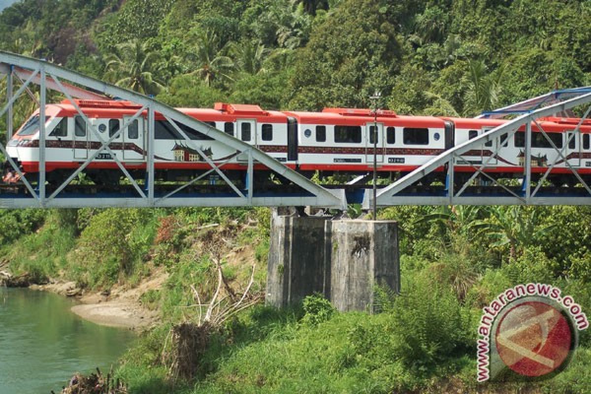 Uji coba railbus dibantu lokomotif tambahan