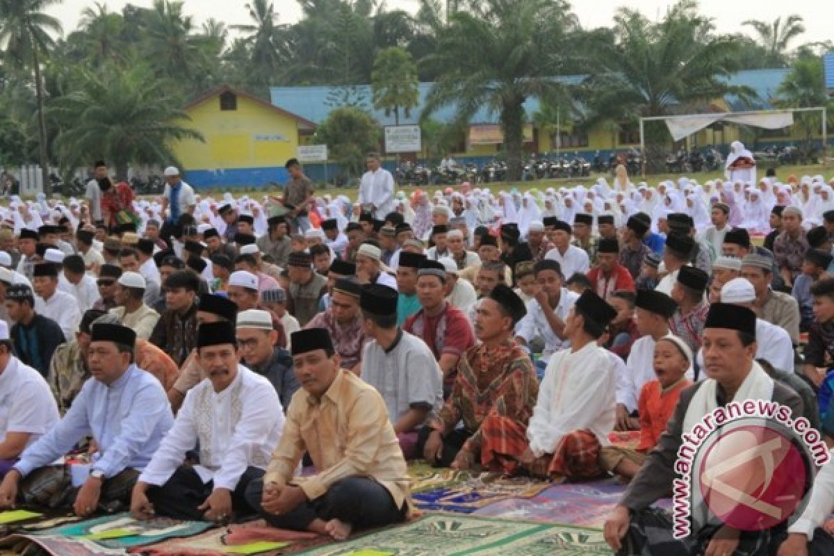 Bupati Sholat Ied di Lapangan Sei Balai