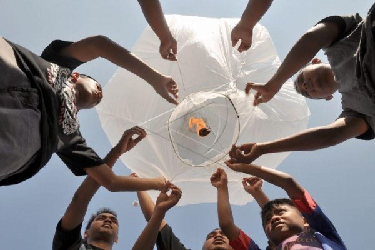 Syawalan, Masyarakat Payaman Magelang Terbangkan Ratusan Balon Tradisional
