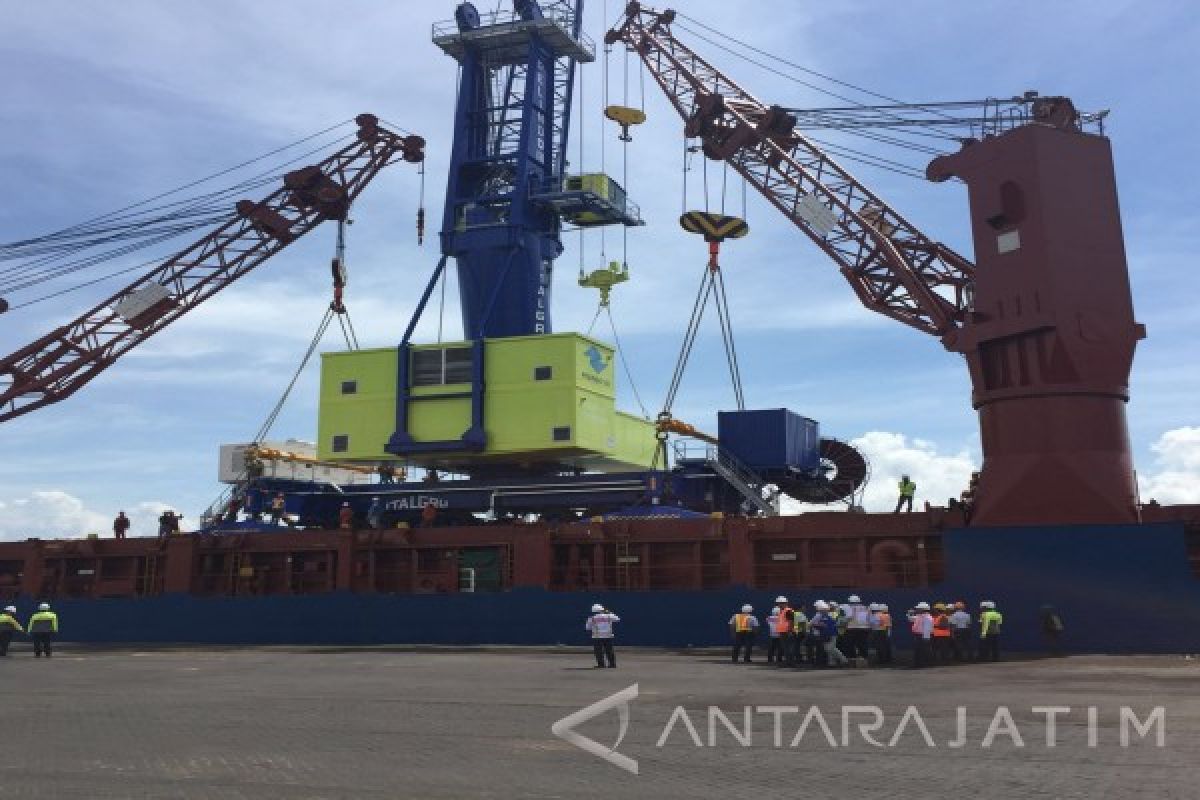 Pengoperasian Alat Bongkar Muat di Tanjung Perak Mulai Gunakan Listrik