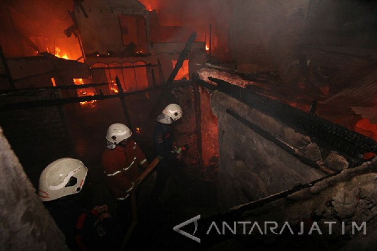 Toko Perabotan Rumah di Surabaya Terbakar