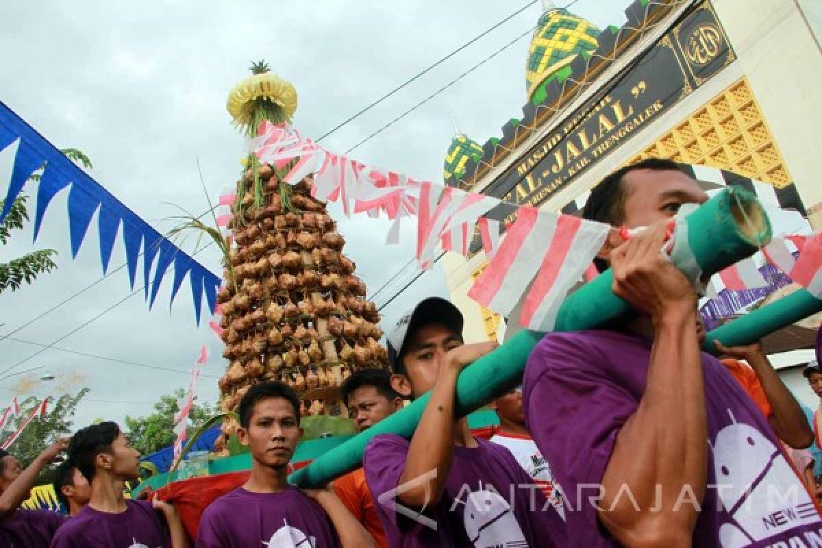 Warga Trenggalek Gelar Tradisi Lebaran Ketupat Masal