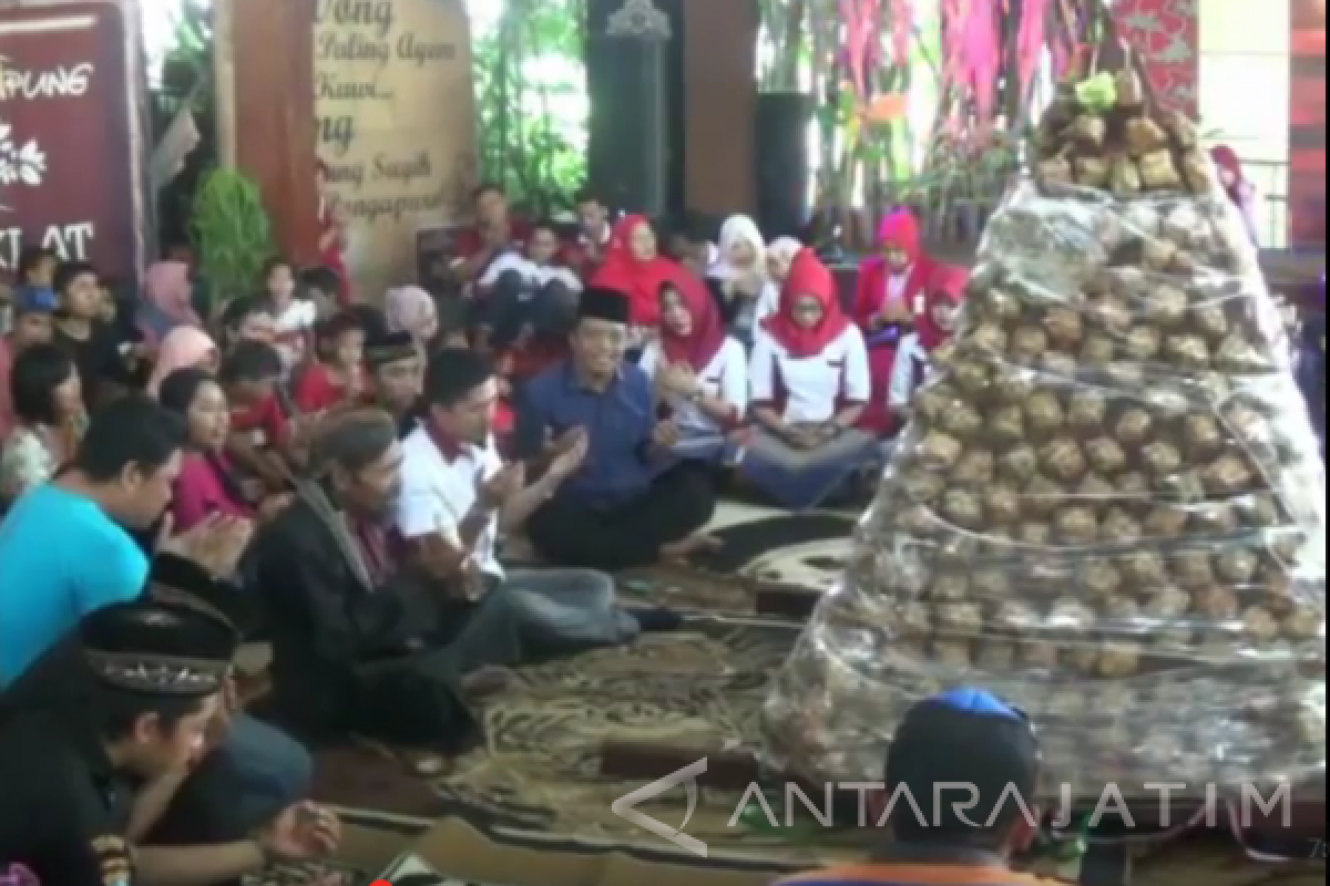  Warga Berebut Tumpeng Ketupat Cokelat di 