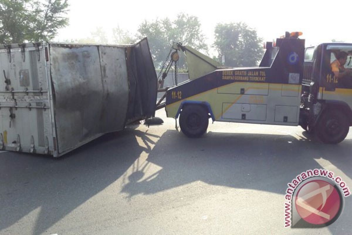 Truk molen terguling tewaskan dua orang