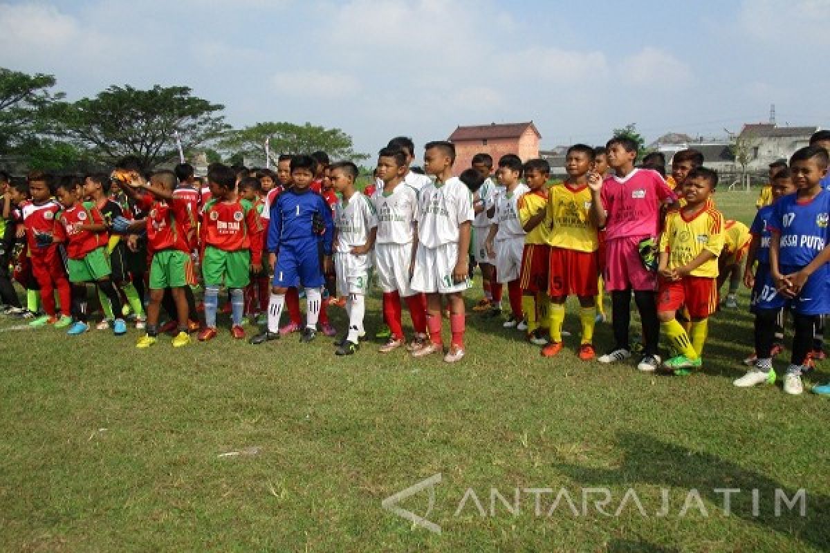 Wali Kota Kediri Dukung Pembinaan Sepak Bola Oleh 