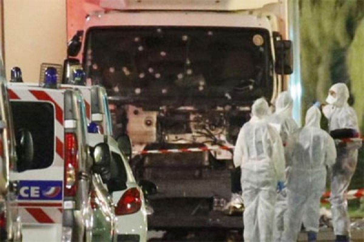 Dua ditahan di Nice terkait teror truk