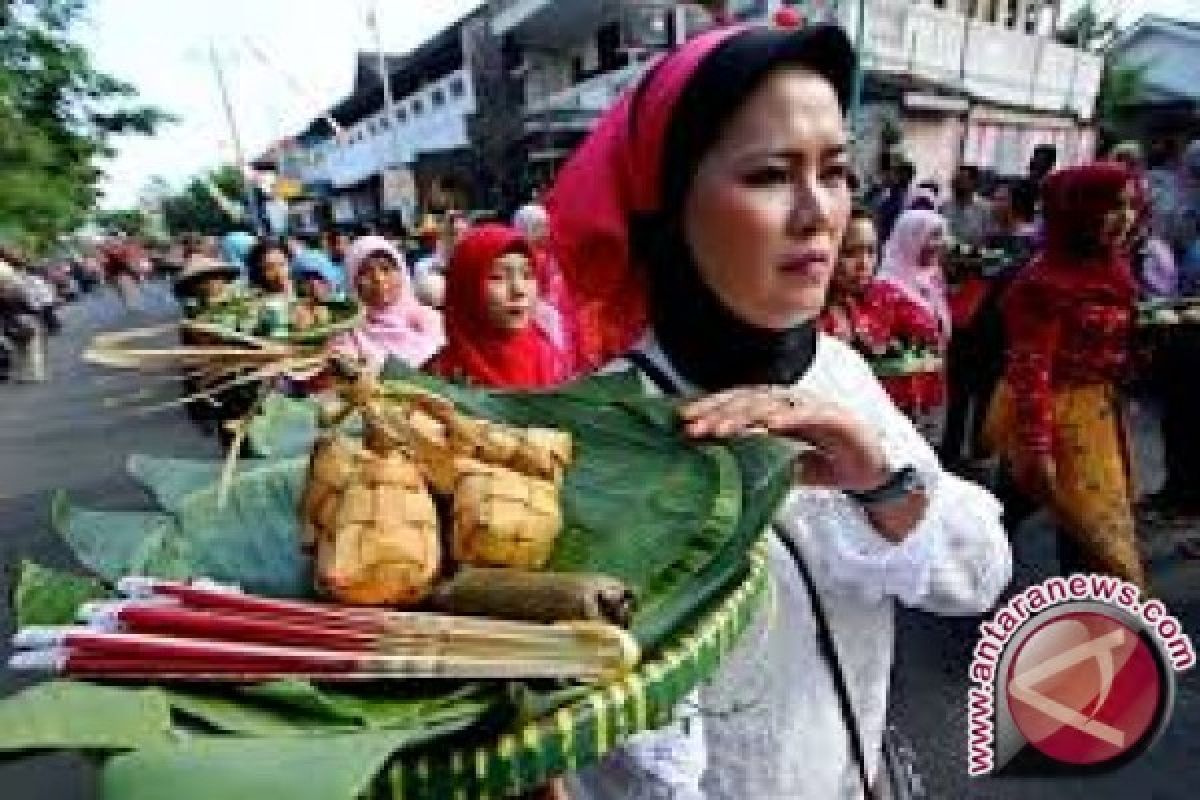 Bupati: Lebaran Ketupat Perlu Dilestarikan 