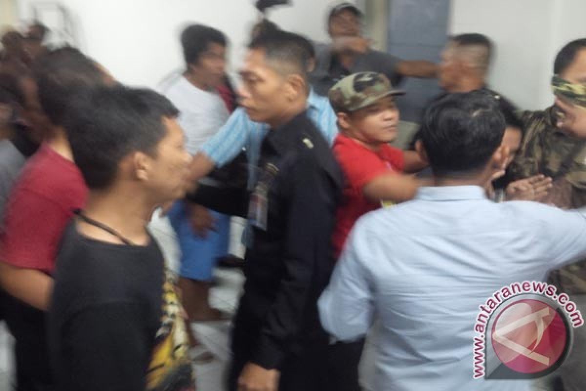 Wali Kota Bekasi Datangi RS Elisabeth Pascakericuhan