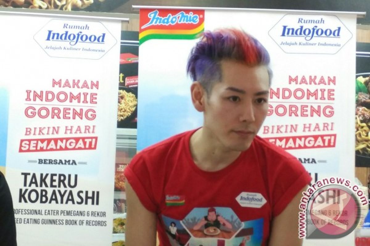 Takeru Kobayashi habiskan 22 porsi mie instan dalam 3 menit