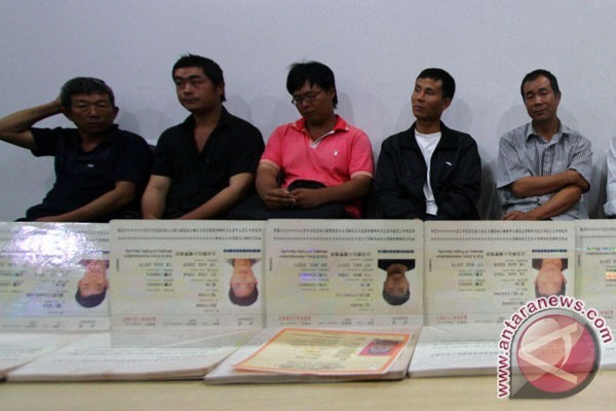 Imigrasi Mataram Deportasi  60 WNA China