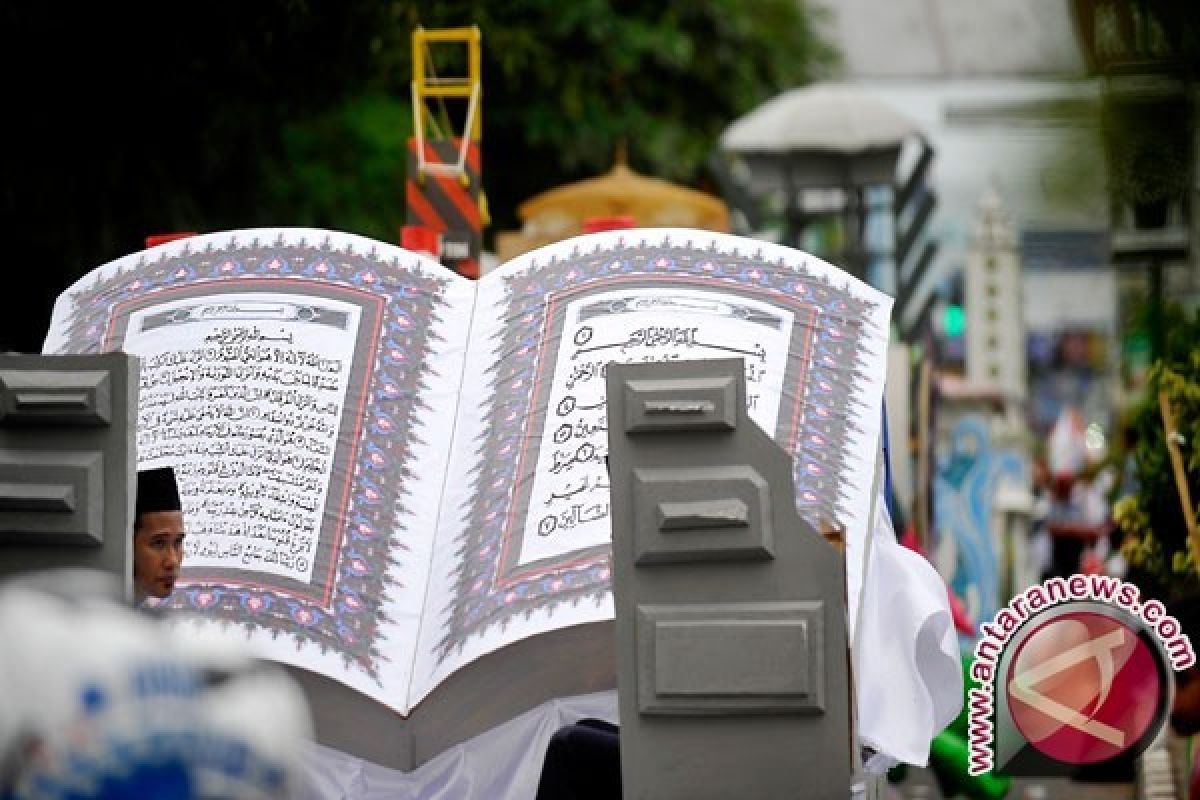 999 Santri Kudus Tulis Quran 30 Juz