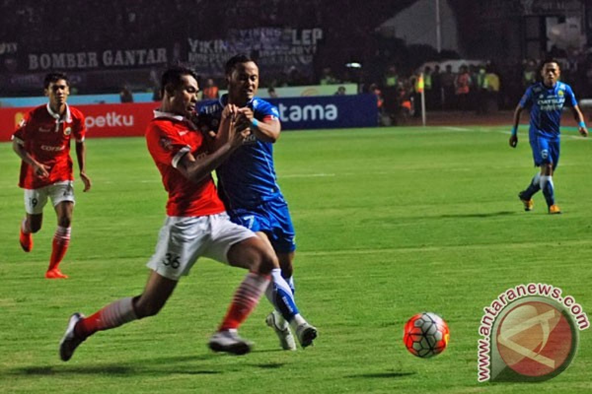 Tujuh suporter laga Persija-Persib luka-luka