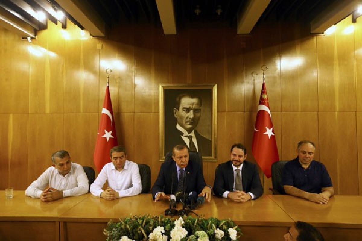 Turkey's Erdogan orders closure of more schools, extends detention period