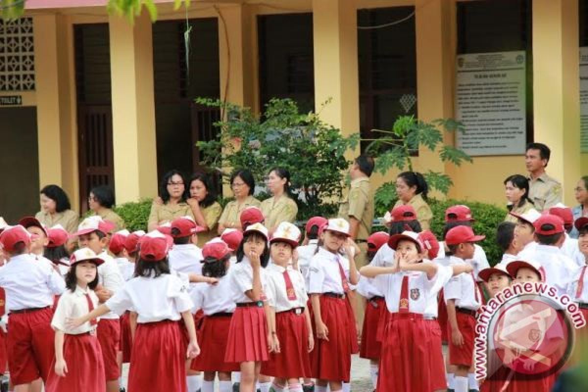 Hari Pertama Masuk Sekolah, Sejumlah ASN Pemprov-Pemkot Antusias Antarkan Anak Sekolah 