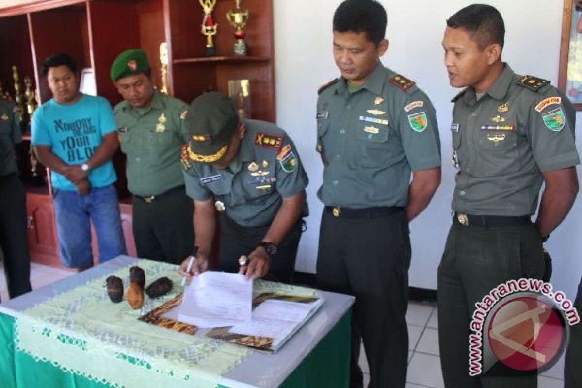 Warga serahkan granat kepada Babinsa Koramil Biak 