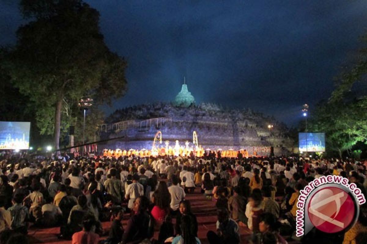 Ribuan Umat Buddha Rayakan Maha Puja Asadha