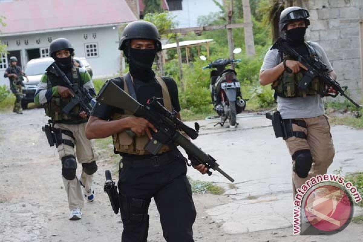 Densus Geledah Rumah Terduga Teroris di Sukoharjo