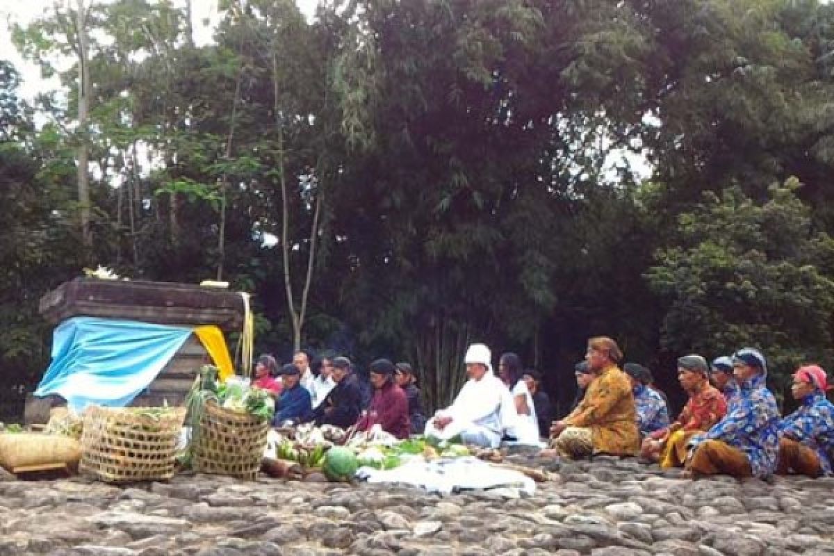 Persembahan "Pala Kependhem" ke Candi Gunung Wukir