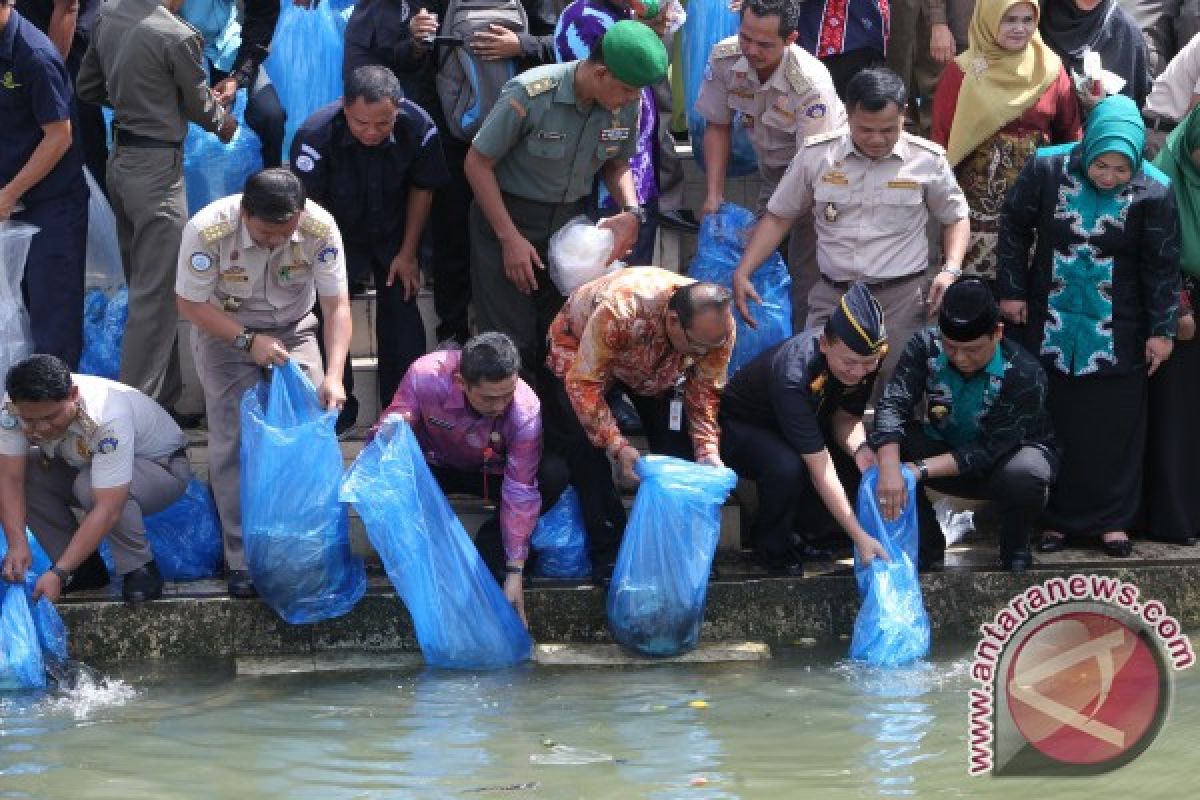 Mayor releases tens thousand papuyu fish seeds