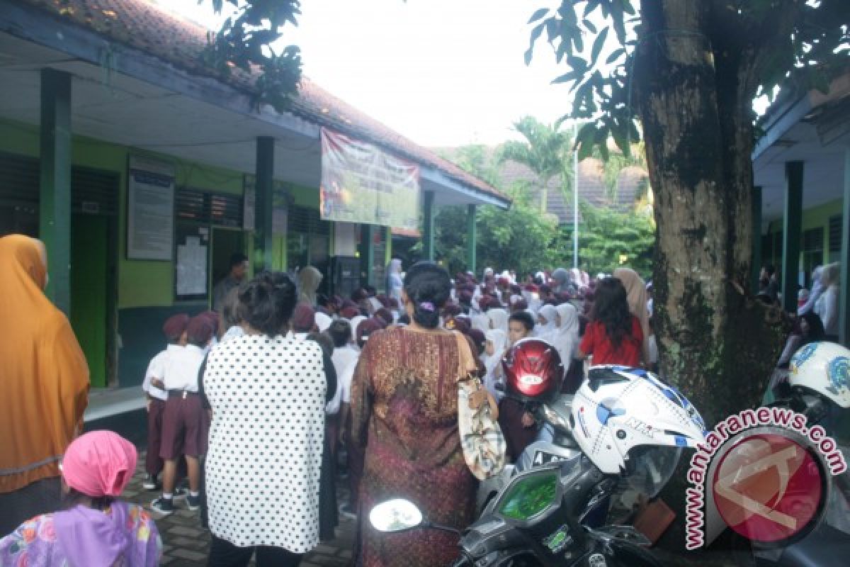 Hari Pertama Sekolah Mayoritas Orang Tua Hadir