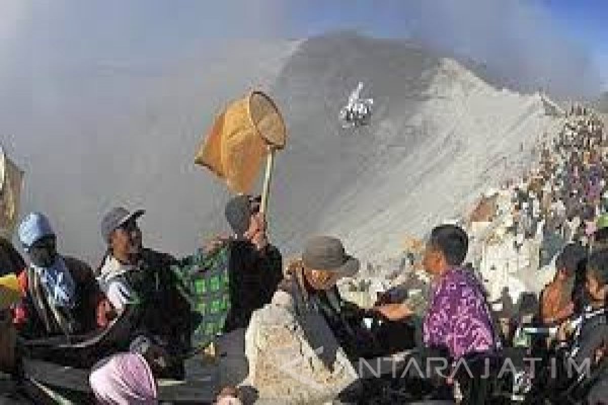 Peserta Yadnya Kasada yang Naik Gunung Bromo Dibatasi