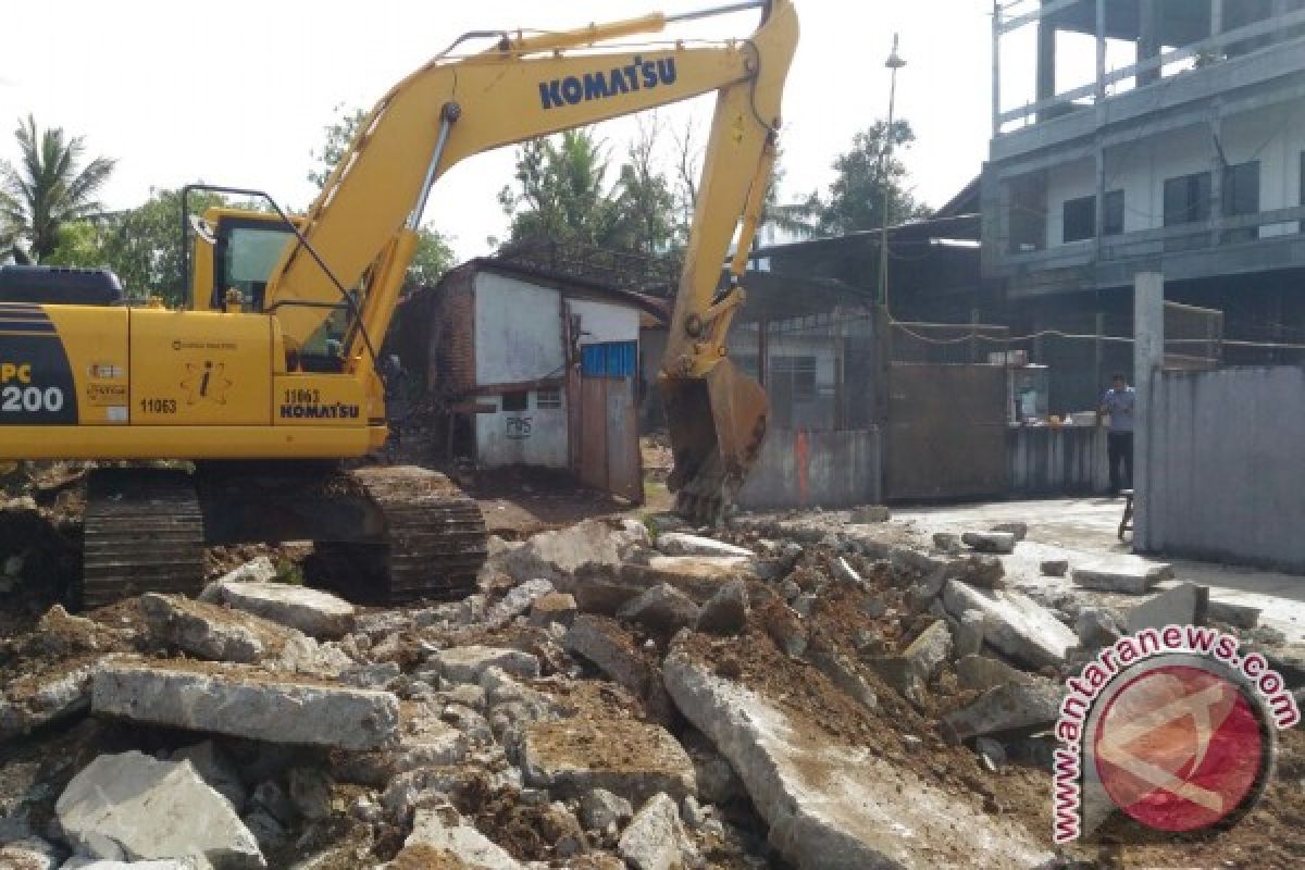 Pemkot Padang Lanjutkan Pembongkaran Bangunan di Bypass