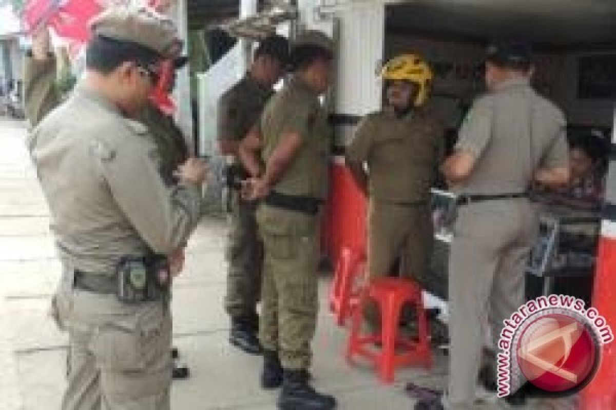 Satpol PP Bangka Barat Tertibkan Penjual Arak