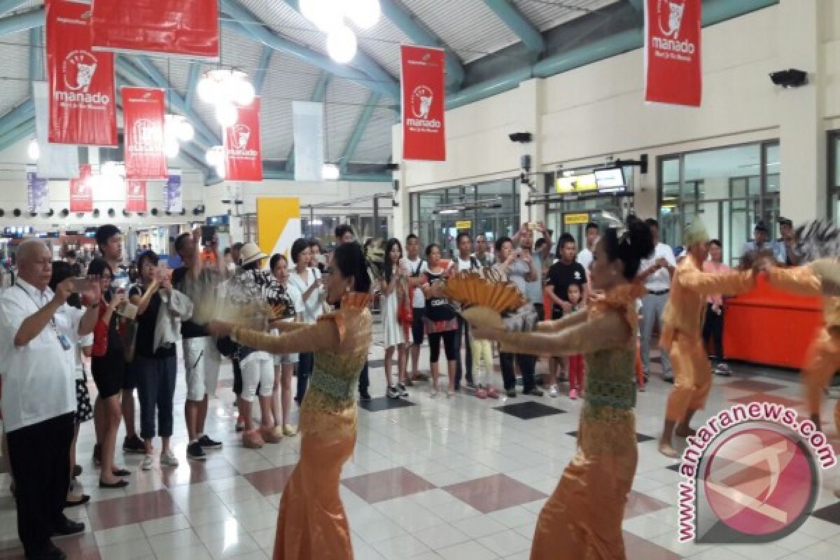 Bandara - Turis Tiongkok Dilepas Dengan Kesenian Daerah 