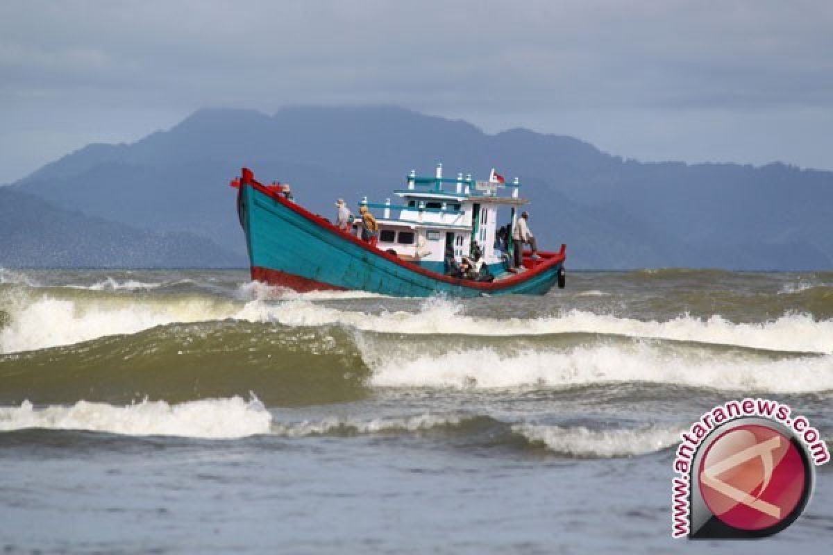 BMKG: gelombang Selat Karimata mencapai tiga meter
