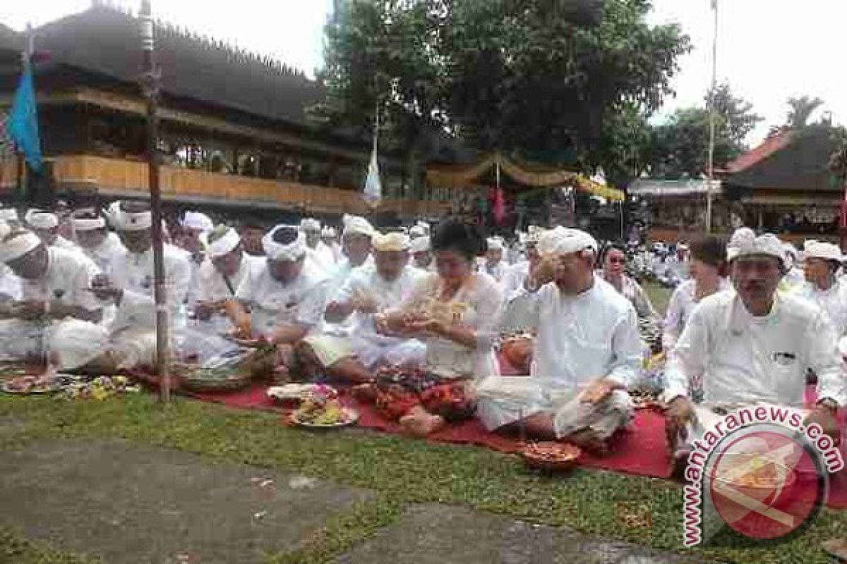 Pemkab Karangasem Gelar Ritual Di Semeru Agung