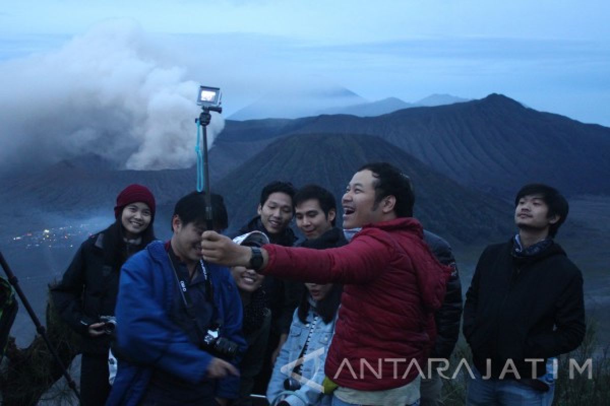 Ribuan Wisatawan Asing Kunjungi Kawah Gunung Bromo