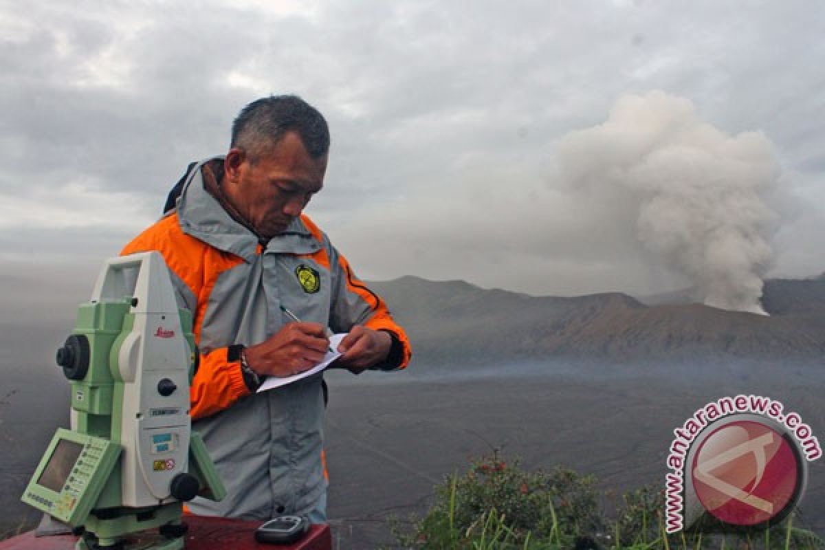 Asap Bromo setinggi 400 meter ke arah Malang