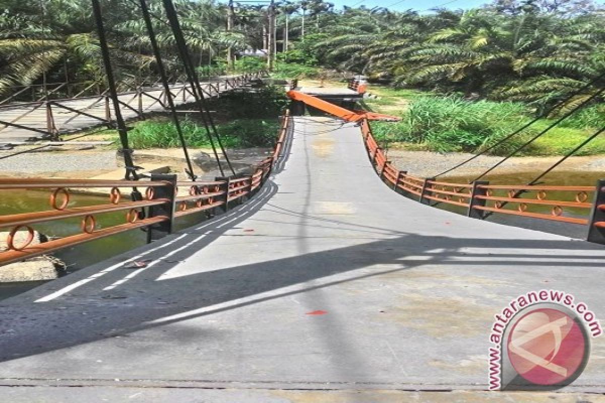 Jembatan Ambruk Warga Labuhanbatu Gunakan Rambin