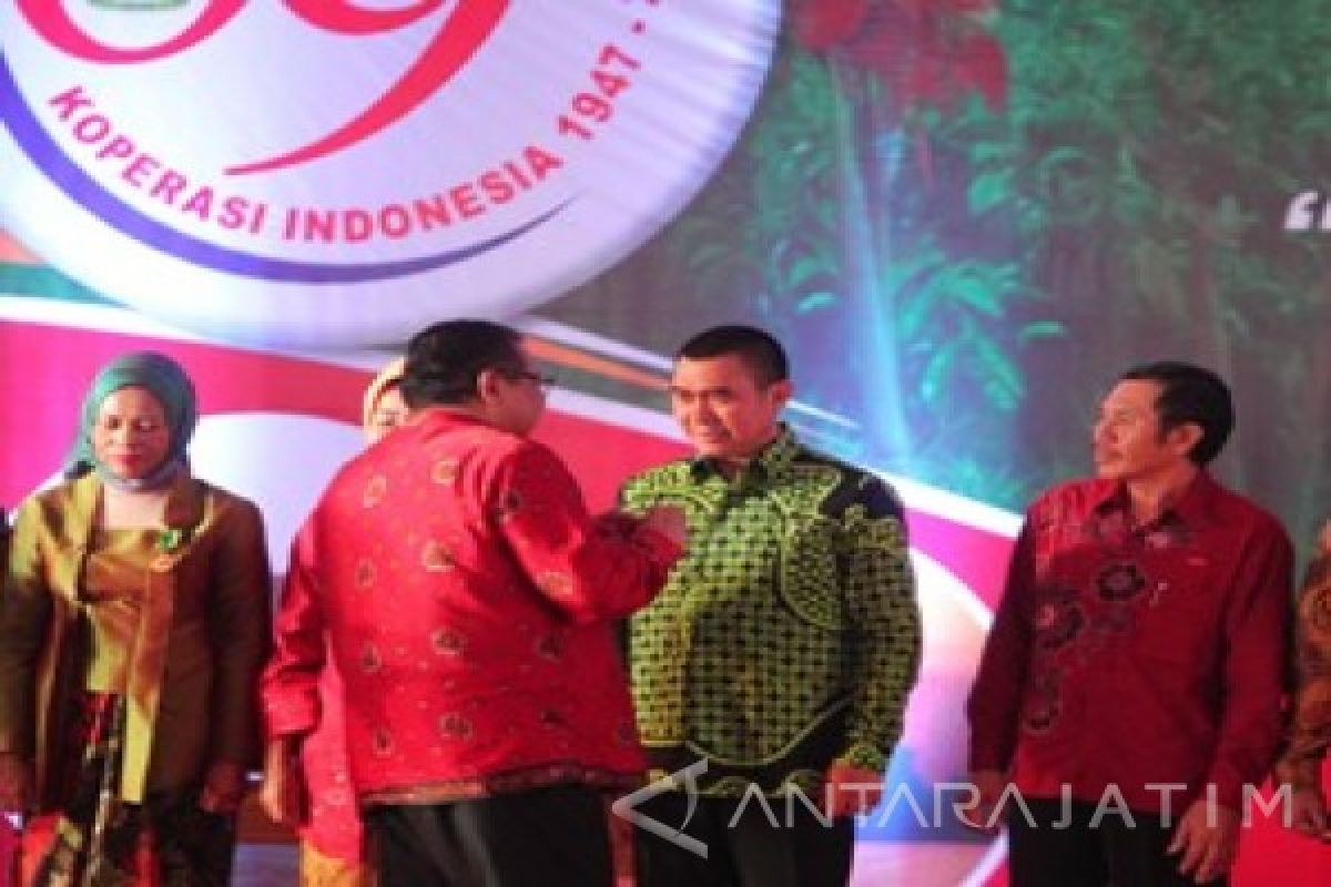 Wali Kota Malang Terima Penghargaan Bakti Koperasi