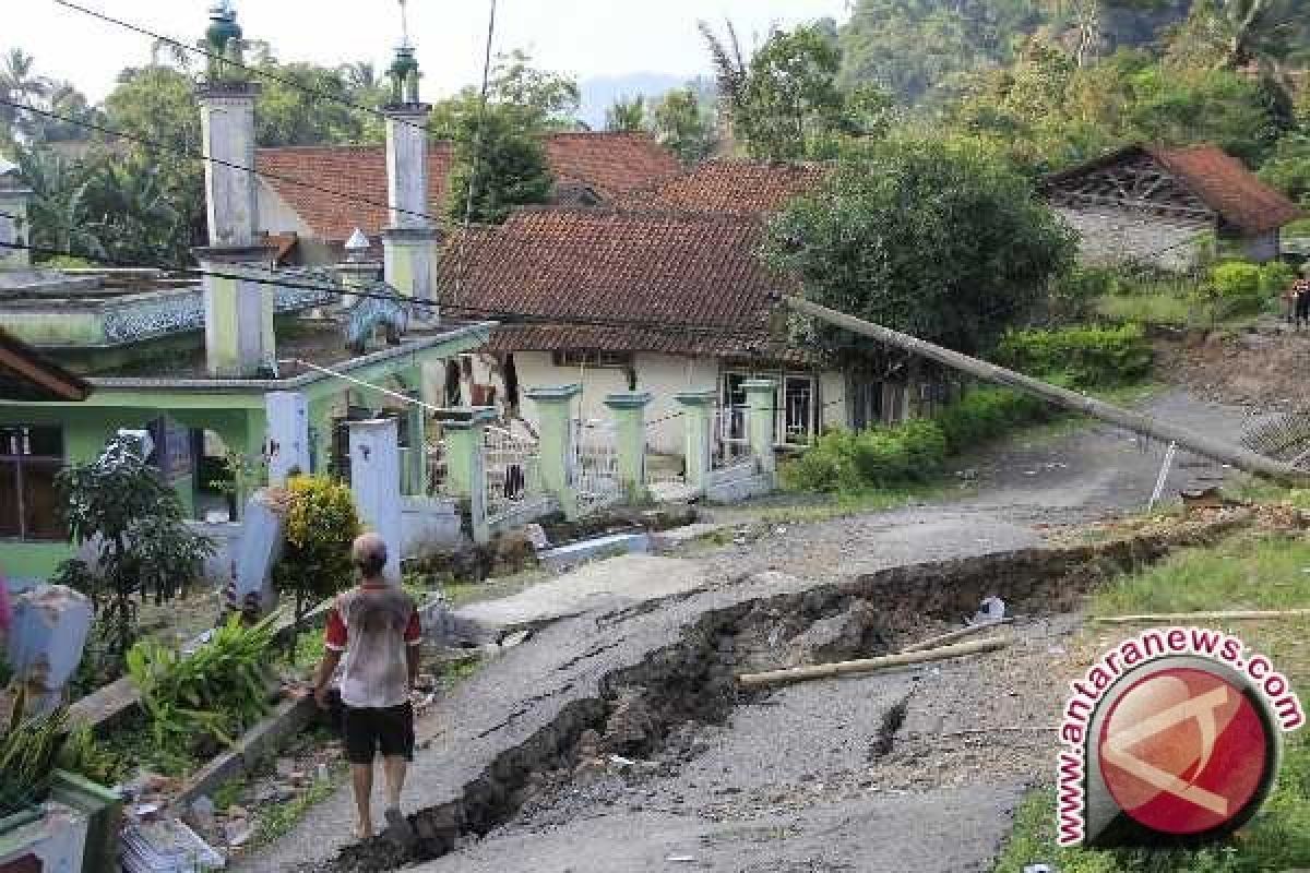 Jumlah bangunan rusak akibat pergerakan tanah di Sukabumi bertambah