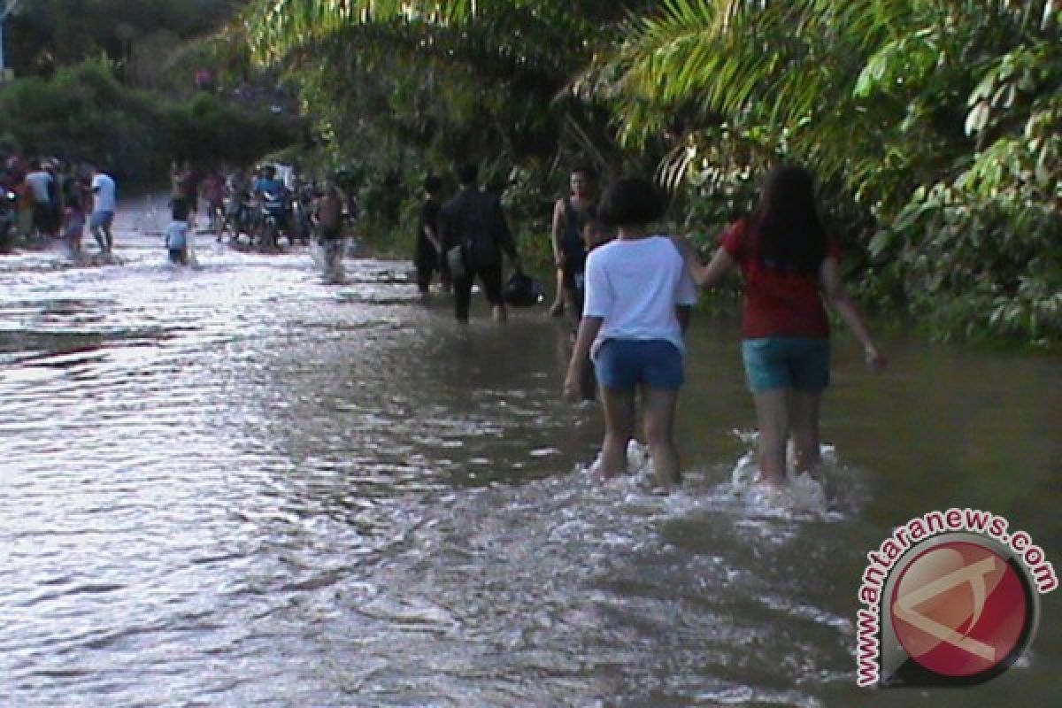 Akses Parindu ke Meliau Terendam Banjir
