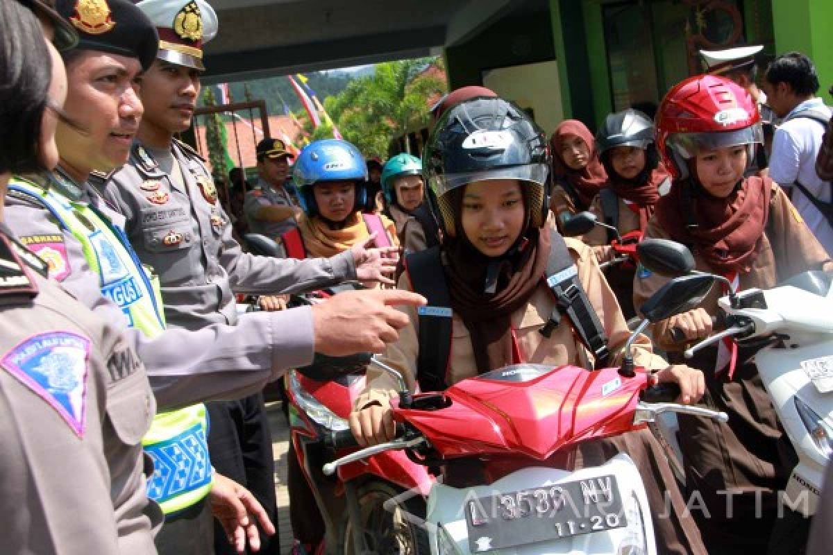 Polres Trenggalek Persuasi Pelajar SD-SMP Kendarai Motor