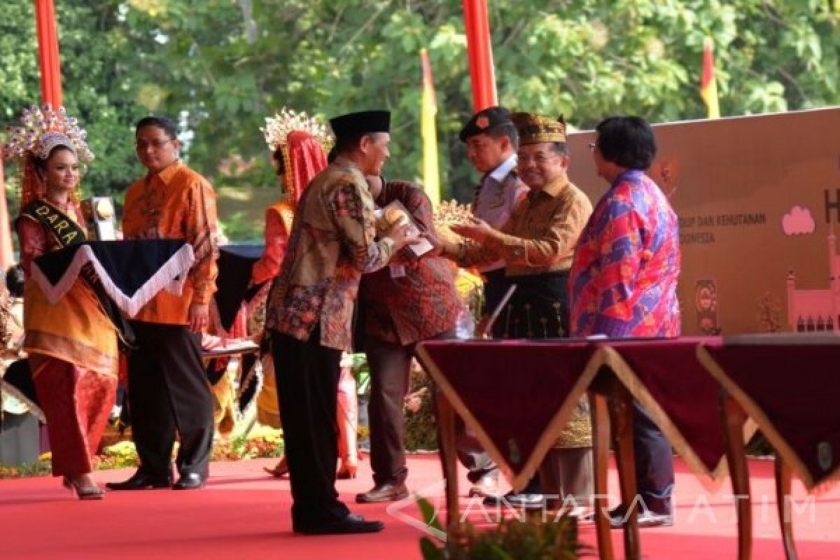 Kota Madiun Raih Piala Adipura Kirana 2016