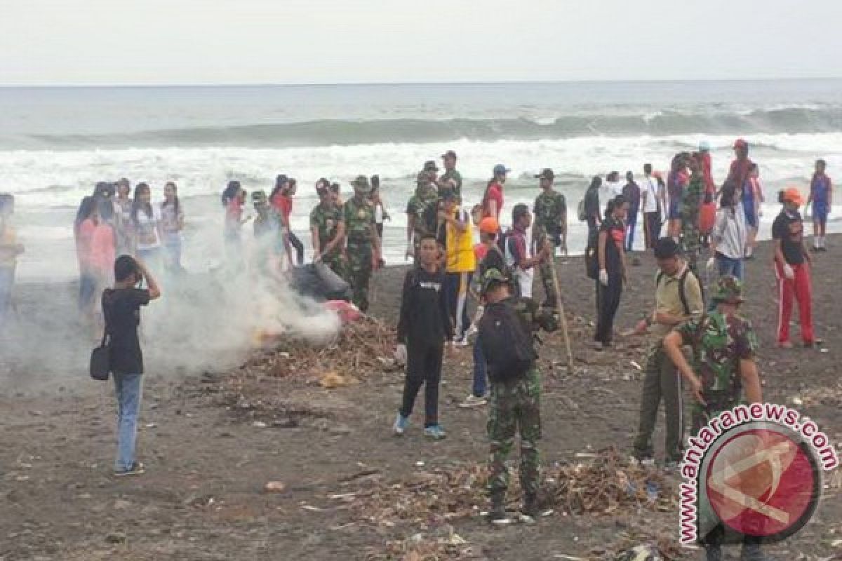 Ribuan Personel TNI dan Kepolisian Indonesia Bersihkan Pantai Sukabumi