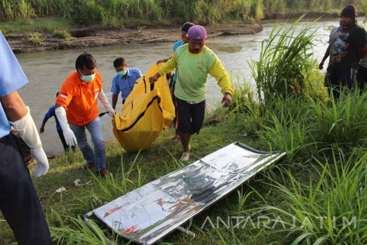 Polres Tulungagung Evakuasi Mayat Mengapung di Sungai Brantas